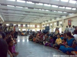 devotees-sitting-for-food-inside-annadhana-mandapam