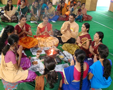 hindu_fair_girls_performing_homam hindu_fair_girls_performing_homam