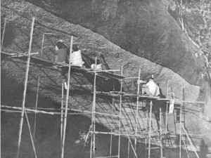 iravadham-mahadevan-and-team-tracing-tamil-brahmi-cave-inscriptions-alagarmalai-1965